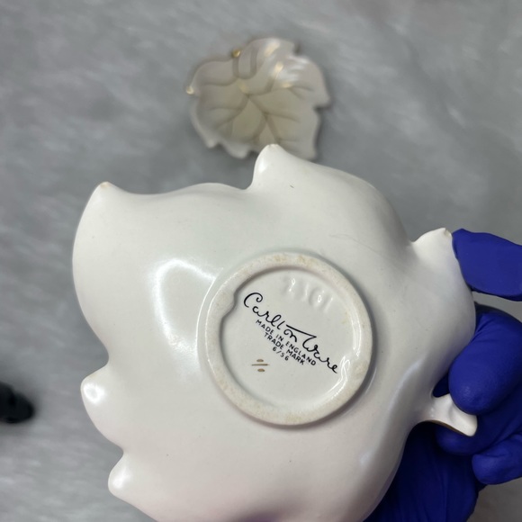 Vintage Carlton Ware White
cream Leaf dishes. Serving, Wall
decor, trinket dish - Picture 3 of 4